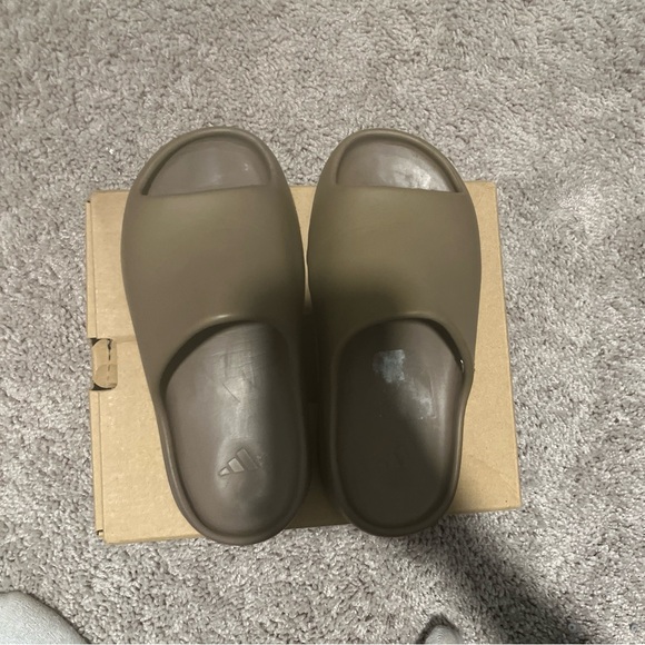 yeezy slide, earth brown color way - Picture 4 of 10